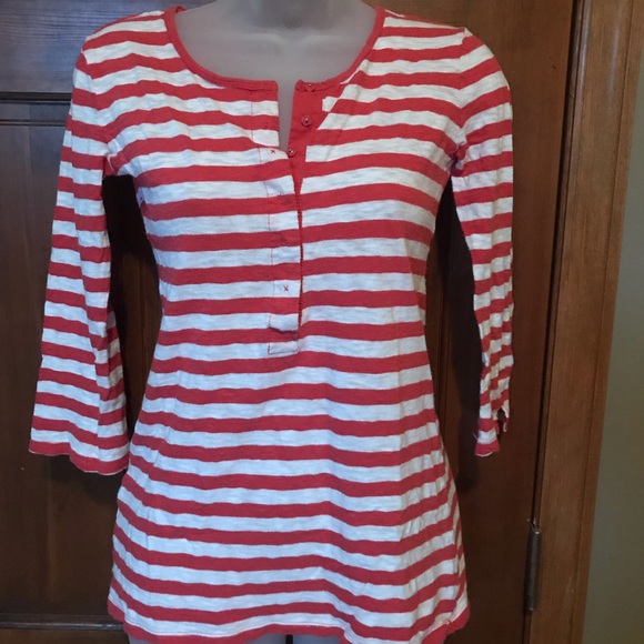 Gap top with buttons - Picture 1 of 1